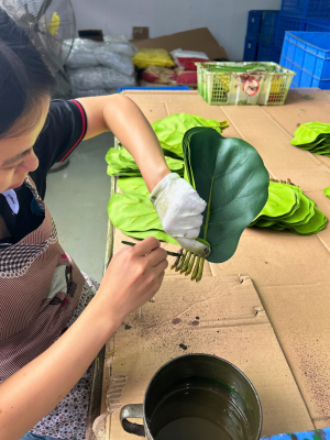 Artificial plant leaf assembly